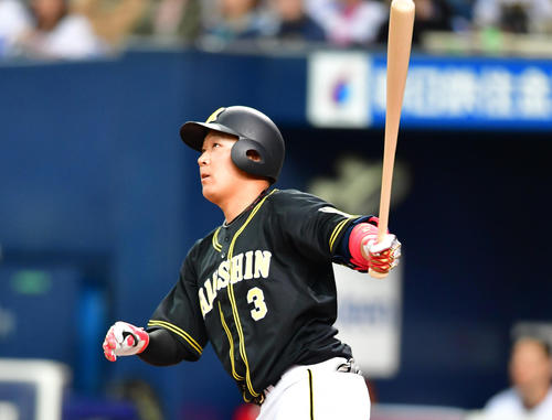 オリックス対阪神 2回表阪神無死、左越え先制本塁打を放つ大山(撮影・清水貴仁)