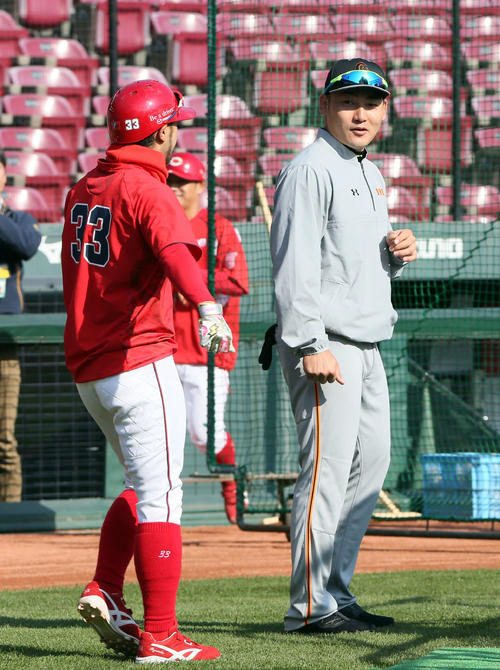 菊池（左）と話す丸（2019年3月5日撮影）