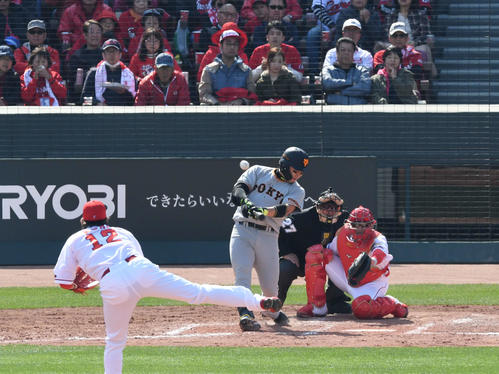 広島対巨人　5回表巨人2死二塁、丸は移籍初安打となる右中間への適時二塁打を放つ。投手九里（撮影・山崎安昭）