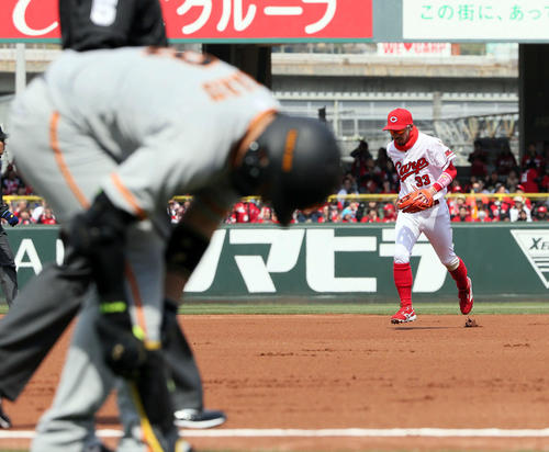 広島対巨人　1回表巨人2死、好守を見せた菊池涼（右）と二ゴロに倒れた丸（撮影・栗木一考）