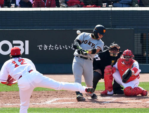 5回表巨人2死二塁、丸は移籍初安打となる右中間への適時二塁打を放つ。投手九里（撮影・山崎安昭）