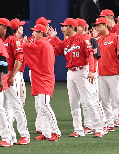 ナインを迎える野村祐輔（左）と緒方孝市監督（2019年4月3日撮影）