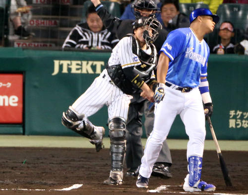 阪神対DeNA　6回表DeNA1死一塁、ロペスは三振に倒れ、一塁走者神里の二塁盗塁を刺す梅野（撮影・上山淳一）