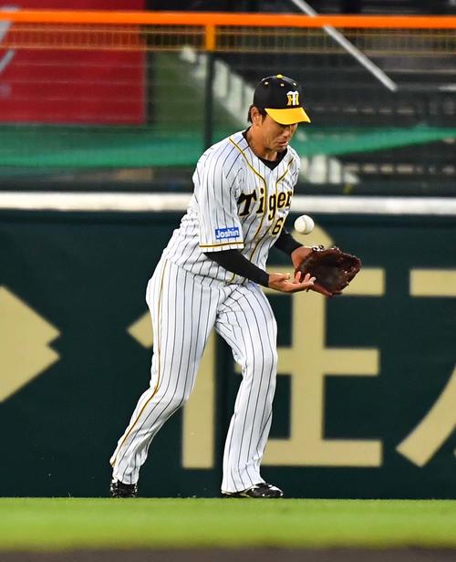 阪神対DeNA　2回表DeNA1死一塁、大和の中前安打をお手玉し宮崎敏郎に三塁へ進まれる中谷将大（撮影・上田博志）