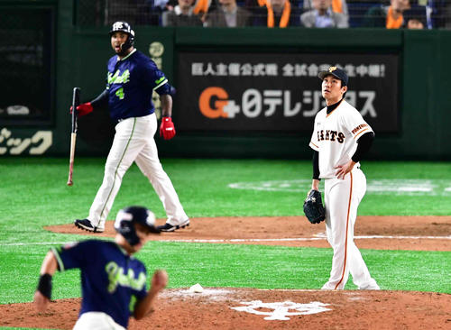 7回表ヤクルト2死一、二塁、巨人4番手で登板した吉川光(右)はバレンティンに中越えの逆転3点本塁打を許す(撮影・小沢裕)