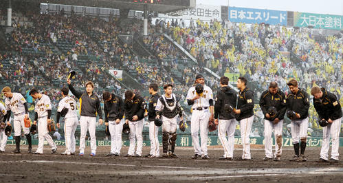 阪神対中日　中日に勝利しファンにあいさつする阪神ナイン（撮影・加藤哉）