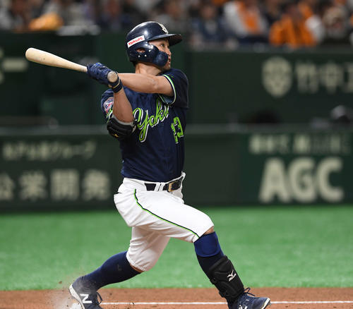 巨人対ヤクルト　1回表ヤクルト1死、先制の右越えソロ本塁打を放つ青木（撮影・鈴木みどり）