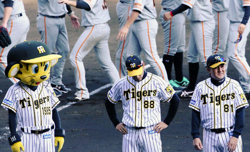 矢野燿大監督(中央)は巨人に完封で連敗しガックリ(撮影・上山淳一)