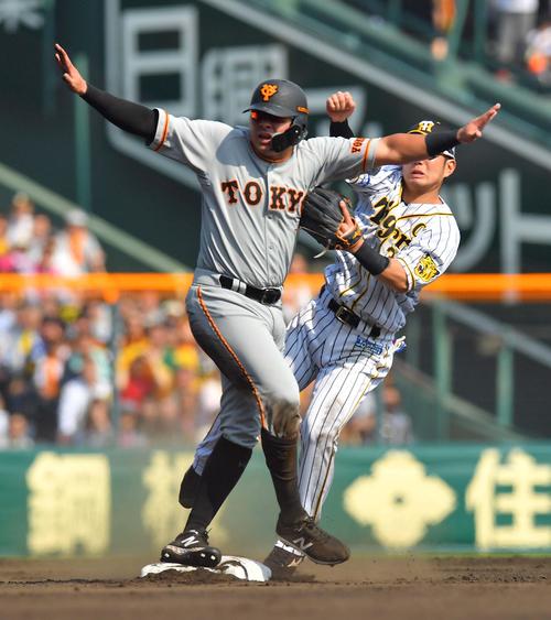 4回表巨人無死一塁、木浪からのトスを受け一塁へ送球するもセーフをアピールするビヤヌエバ（左）と邪魔になり悪送球する糸原（撮影・上田博志）