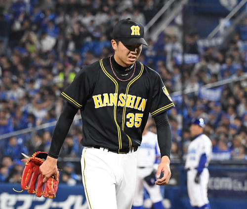 DeNA対阪神 6回裏DeNA1死一、二塁、降板する才木(撮影・奥田泰也)