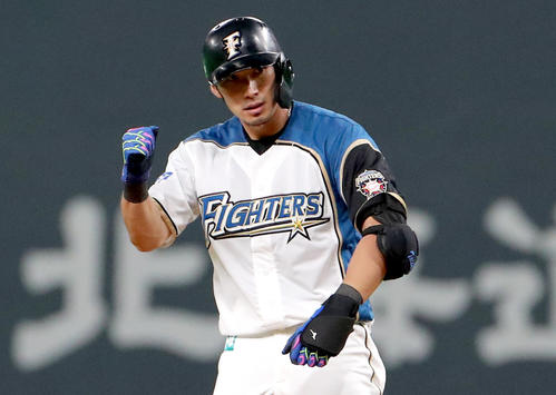 日本ハム対楽天 5回裏日本ハム2死一、二塁、大田は適時二塁打を放ちポーズをとる(撮影・佐藤翔太)