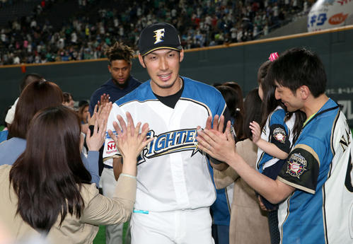 日本ハム対楽天 試合終了後、ファンとタッチを交わす日本ハム大田(撮影・佐藤翔太)