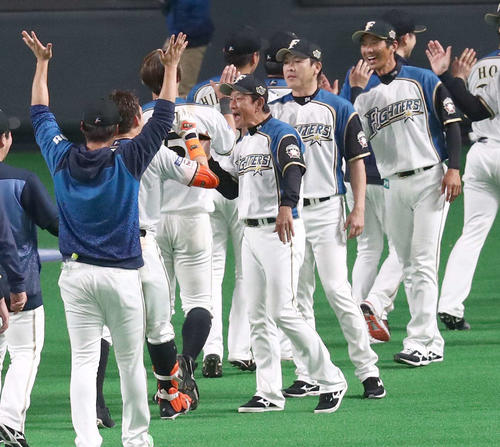 日本ハム対楽天　試合後、笑顔でナインを出迎える栗山監督（撮影・黒川智章）