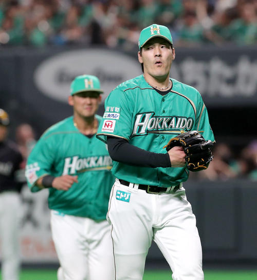 日本ハム対ソフトバンク　6回表ソフトバンク1死一塁、釜元を投併殺打に仕留めベンチに戻る日本ハム有原（撮影・佐藤翔太）