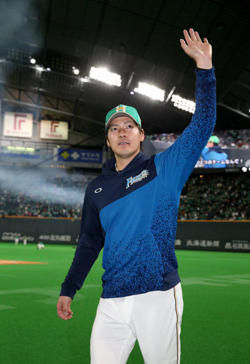 日本ハム対ソフトバンク　試合終了後、ファンの声援に応える有原（撮影・佐藤翔太）