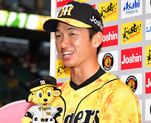 阪神対広島　お立ち台でヒーローインタビューを受ける近本（撮影・清水貴仁）