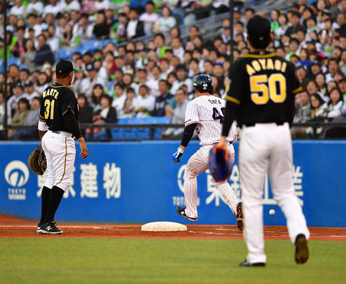ヤクルト対阪神　1回裏ヤクルト無死、太田の投前バントを一塁に悪送球する青柳（撮影・清水貴仁）