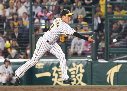 阪神対中日 9回表中日無死、一塁の守備についた大山悠輔は、阿部寿樹の打球をキャッチし、一塁のベースカバーに入ったラファエル・ドリスにトス(撮影・上山淳一)=2019年5月10日、甲子園球場