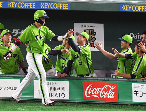 4回表ヤクルト1死、先制の左越えソロ本塁打を放った村上（手前）は生還しナインとタッチを交わす（撮影・滝沢徹郎）