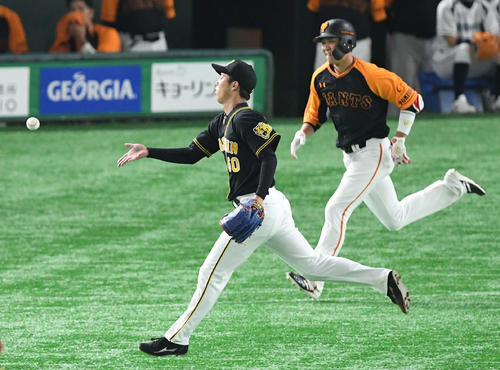 巨人対阪神 5回裏巨人無死、青柳(左)は坂本勇を投ゴロに仕留める(撮影・山崎安昭)