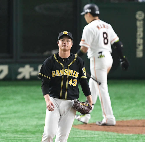 巨人対阪神　5回裏巨人1死、守屋（手前）は丸を見逃し三振に仕留める（撮影・山崎安昭）