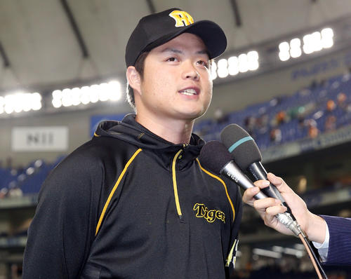 巨人対阪神　初勝利を挙げヒーローインタビューを受ける守屋（撮影・前田充）