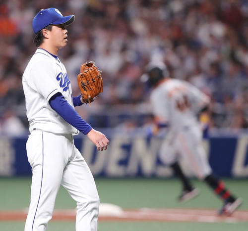 中日対巨人 2回表巨人無死二塁、アレックス・ゲレーロ(右)に2点本塁打を浴び先制を許す柳(撮影・垰建太)