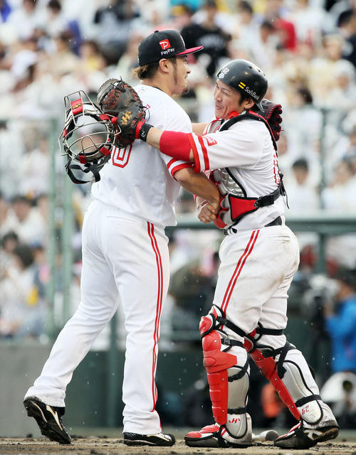 ソフトバンク対日本ハム　日本ハムに勝利し甲斐拓哉（右）と抱き合う森唯斗（撮影・栗木一考）