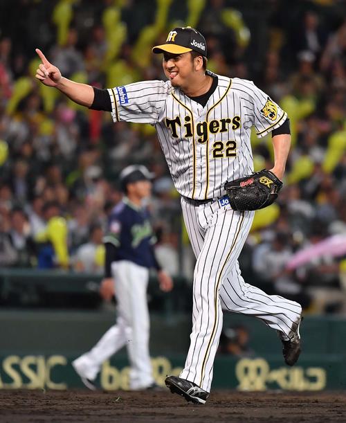 阪神対ヤクルト 7回表ヤクルト2死一、二塁、バレンティンから三振を奪い笑顔を見せる藤川(撮影・上田博志)