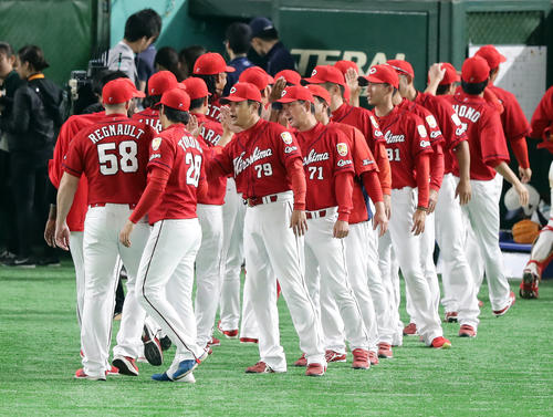 巨人対広島　10連勝を決め、緒方監督（中央）はナインとハイタッチで喜び合う（撮影・浅見桂子）