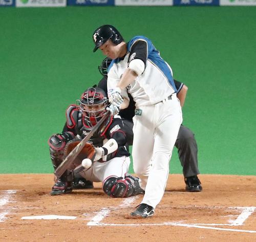 日本ハム対ロッテ　1回裏日本ハム2死一、三塁、左前適時打を放つ渡辺（撮影・黒川智章）
