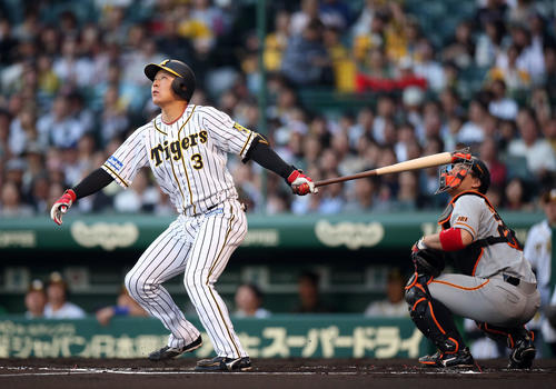 阪神対巨人　1回裏阪神1死一、三塁、3点本塁打を放つ大山（撮影・狩俣裕三）