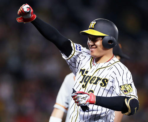 阪神対巨人　5回裏阪神無死三塁、中前適時打を放ちガッツポーズする大山（撮影・前田充）