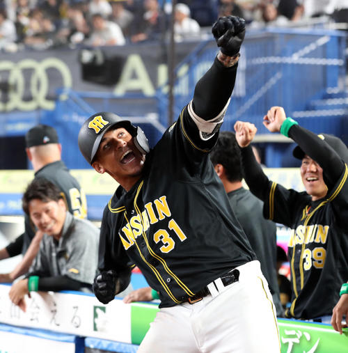 ロッテ対阪神　9回表阪神無死、左中間へソロ本塁打を放ち、ベンチ前でパフォーマンスを披露するマルテ（撮影・前田充）