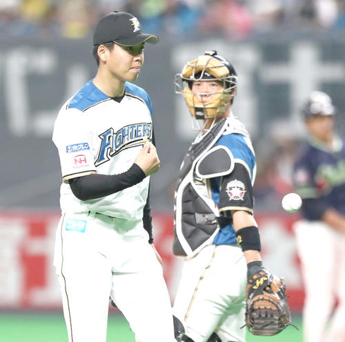 日本ハム対ヤクルト　5回途中降板の杉浦（撮影・黒川智章）