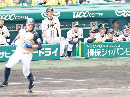 7回表日本ハム2死一、三塁、大田に中前適時打を浴びぼう然とする矢野監督（後方右端）と阪神ナイン（撮影・上山淳一）