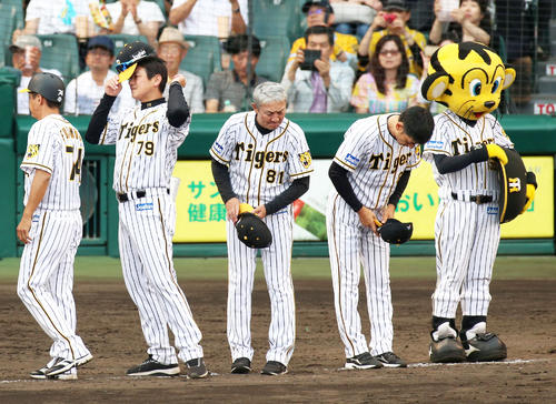 日本ハムに敗れあいさつする矢野燿大監督ら阪神ナイン（撮影・上山淳一）