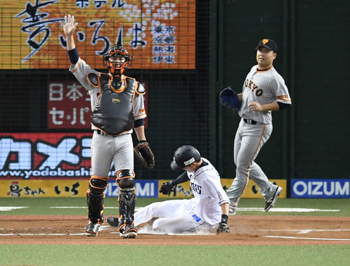 西武対巨人　1回裏西武2死一塁、山川の中前打を中堅手丸がファンブルし、一塁から一気に生還する源田（中央）。右は今村、左は小林（撮影・鈴木みどり）