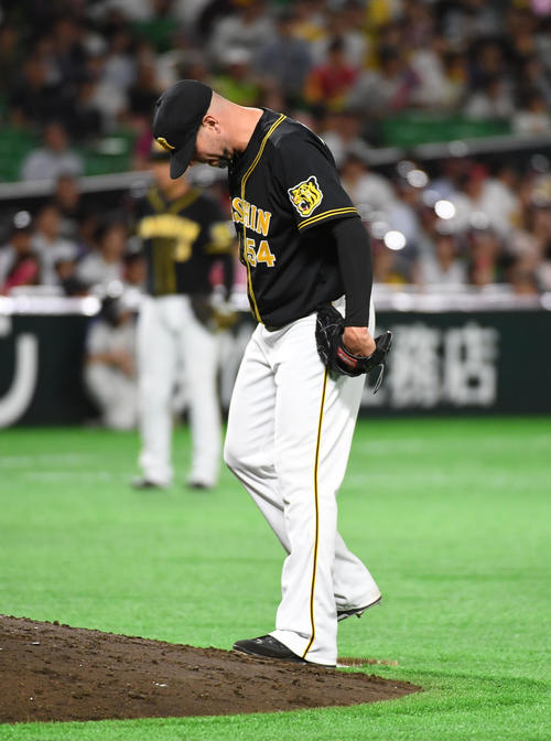 ソフトバンク対阪神　9回裏ソフトバンク2死二塁、阪神メッセンジャーは今宮に同点適時打を浴びる（撮影・今浪浩三）