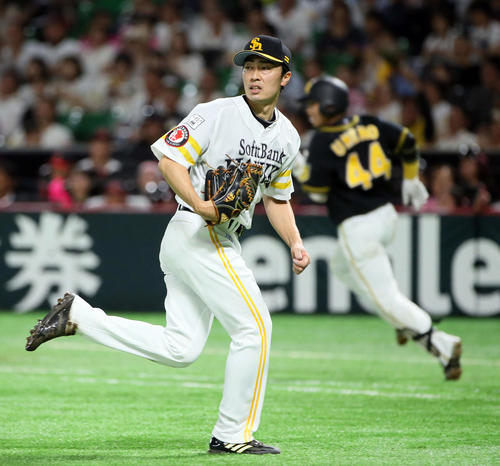 ソフトバンク対阪神　6回表阪神1死二、三塁、和田は梅野に2点適時打を浴びる（撮影・栗木一考）