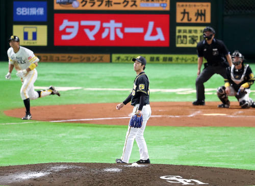 6回裏ソフトバンク無死、福田秀平に右越え本塁打を浴びる青柳（撮影・梅根麻紀）