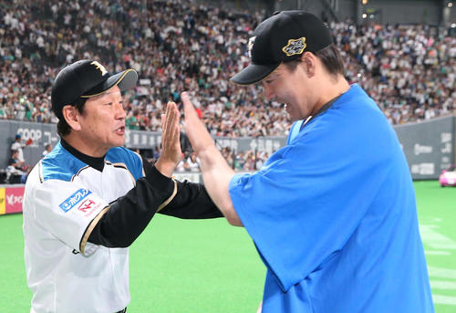 日本ハム対巨人　試合後、有原を出迎える栗山監督（撮影・黒川智章）