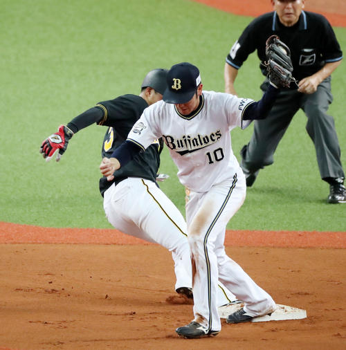 オリックス対阪神　6回表阪神2死一塁、大山は福留の打球で二塁封殺となる。野手大城（撮影・加藤哉）