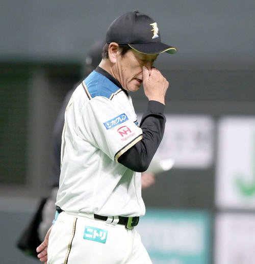 日本ハム対巨人　しぶい表情で投手交代を告げる栗山監督（撮影・黒川智章）
