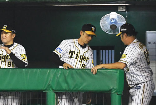 楽天に敗れ引き揚げる矢野燿大監督（中央）（撮影・奥田泰也）