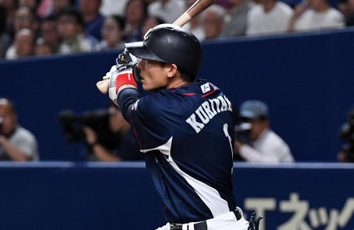 中日対西武　5回表西武1死満塁、代打の栗山は右中間に適時二塁打を放つ（撮影・前岡正明）