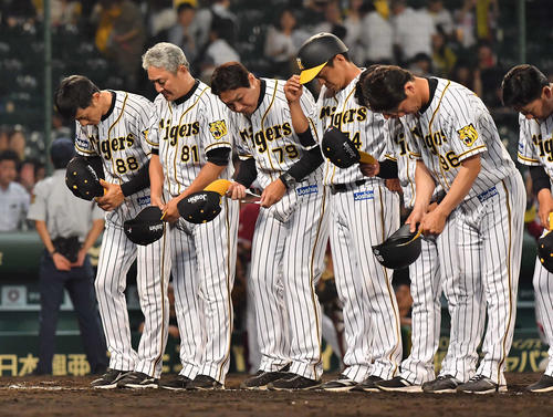 阪神対楽天　楽天に連敗し力なくファンにあいさつする矢野燿大監督（左）（撮影・上田博志）