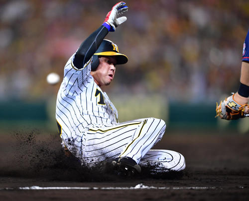 阪神対西武　7回裏阪神無死一塁、糸井の右前打で三塁に滑り込む糸原（撮影・清水貴仁）