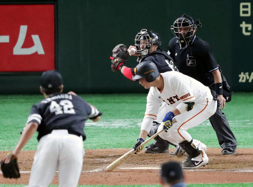 7回裏巨人1死一塁、打者小林の時、二塁送球する甲斐。投手松田遼(撮影・垰建太)