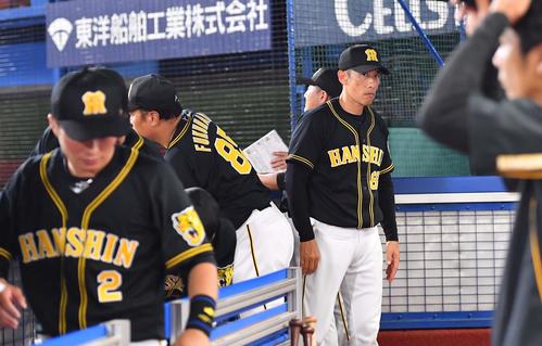 DeNA対阪神　DeNAに敗れ悔しげに引き揚げる矢野監督（撮影・上田博志）